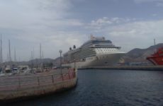 Celebrity Equinox im Hafen von Cartagena