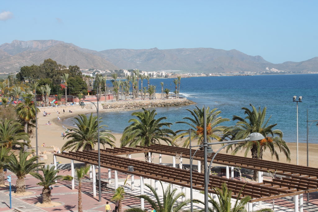 Strandpromenade mit Blick auf die Bucht – Am Paseo in Puerto de Mazarrón
